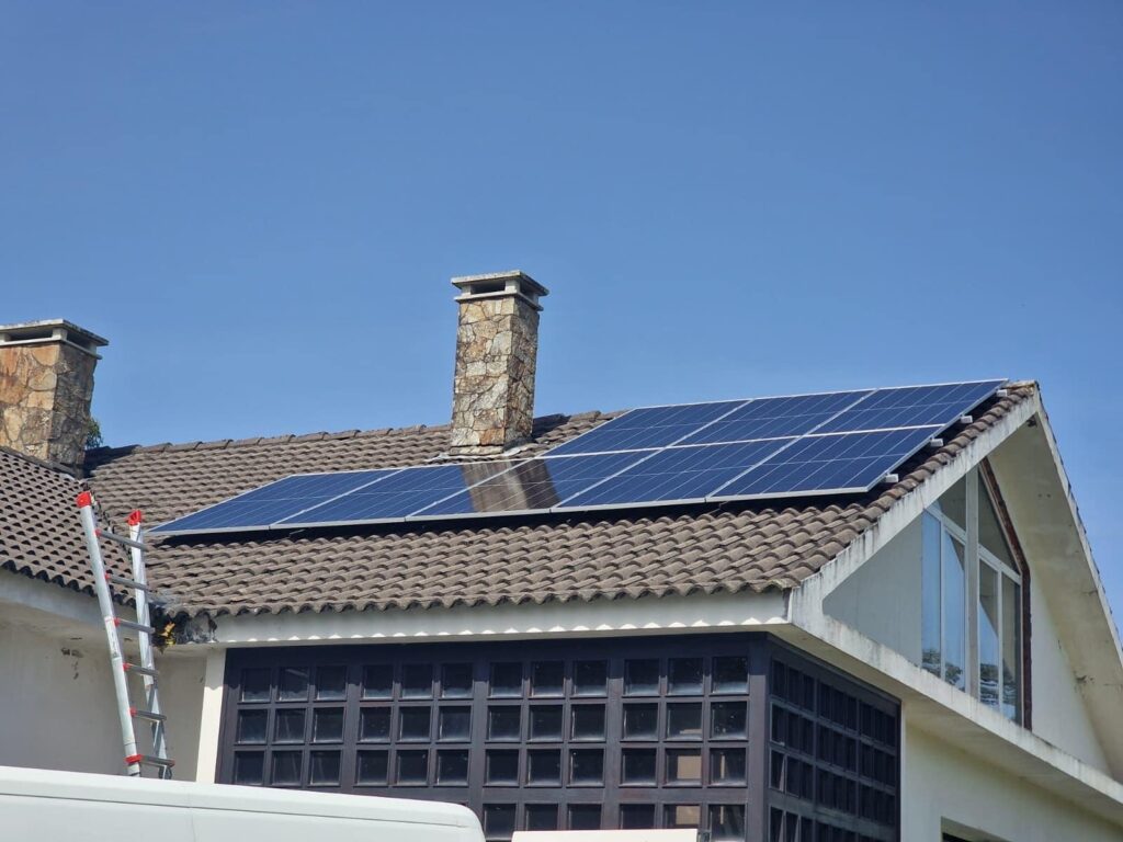 Vista aérea de una planta fotovoltaica industrial instalada por Ojoalvatio en una empresa gallega