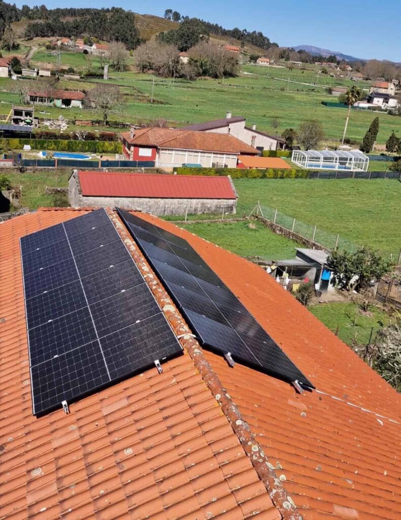Cuadro de protecciones eléctricas para instalación solar fotovoltaica, cumpliendo normativa de seguridad en Galicia