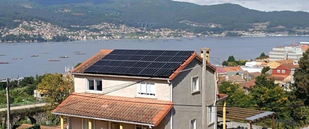 Instalación de paneles solares de gran formato en cubierta de nave industrial en Galicia para autoconsumo empresarial
