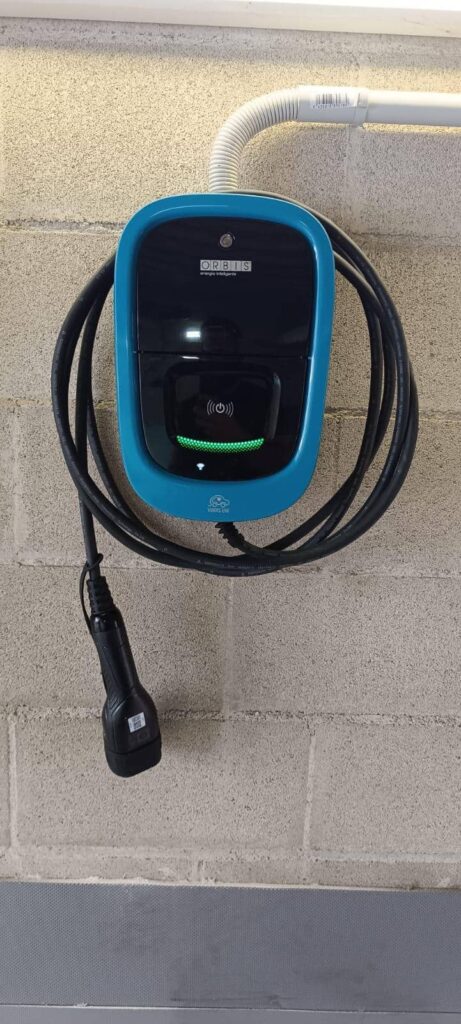 Instalación de cargadores de coches eléctricos 3 Detalle de inversor solar Sungrow y conexiones eléctricas profesionales realizadas por Ojoalvatio Solar en Galicia
