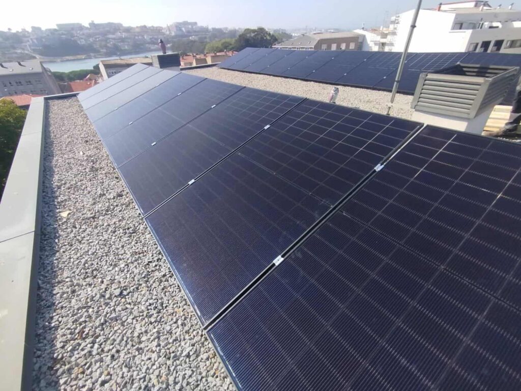 Instalación de placas solares sobre soportes Solarbloc en tejado plano, solución técnica para viviendas en Galicia