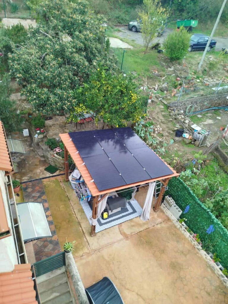 Pérgola fotovoltaica de madera fabricada a medida y desde cero por Ojoalvatio para jardín o porche en Galicia