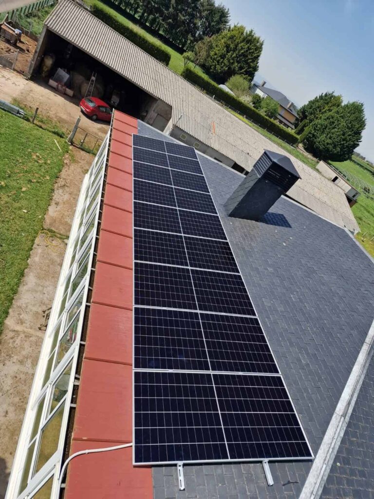 Placas solares fotovoltaicas instaladas sobre tejado de teja tradicional en una casa de Galicia