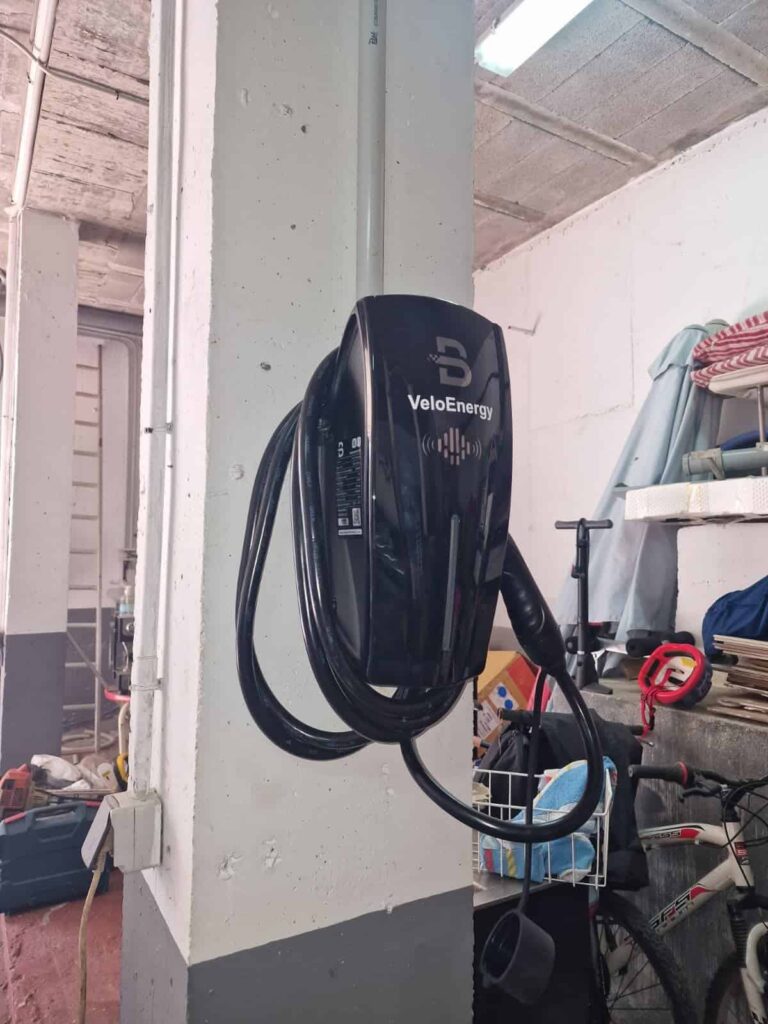 Instalación de cargadores de coches eléctricos 2 Cargador Velo para vehículo eléctrico instalado por Ojoalvatio en garaje privado, integración con sistema fotovoltaico