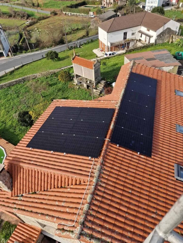 Equipos de gestión de energía y baterías de litio para acumulación de excedentes en vivienda unifamiliar de Galicia